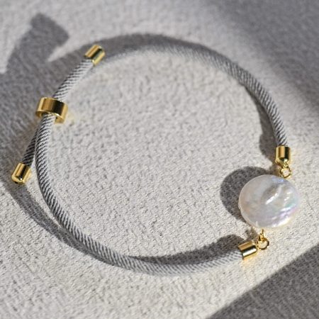 Bratara cu snur reglabil si perla de cultura rotunda plata de 3 cm